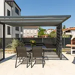 Luxury Matic I With Shared Pool And Seaview Funtana