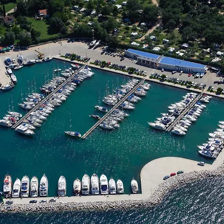 Lägenhet Luxury Matic I With Shared Pool And Seaview Funtana