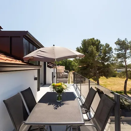 Luxury Matic I With Shared Pool And Seaview Funtana