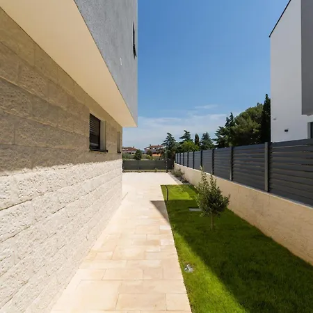 Lägenhet Luxury Matic I With Shared Pool And Seaview Funtana