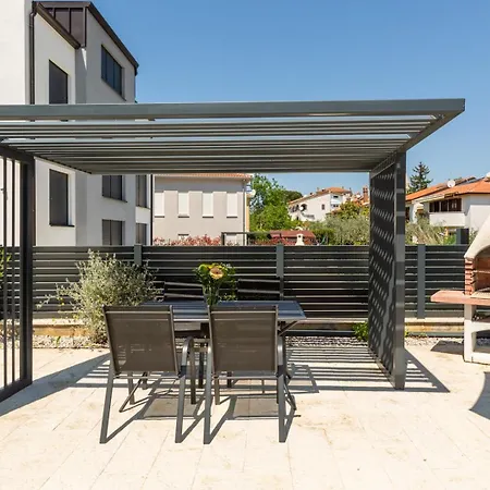 Luxury Matic I With Shared Pool And Seaview Funtana